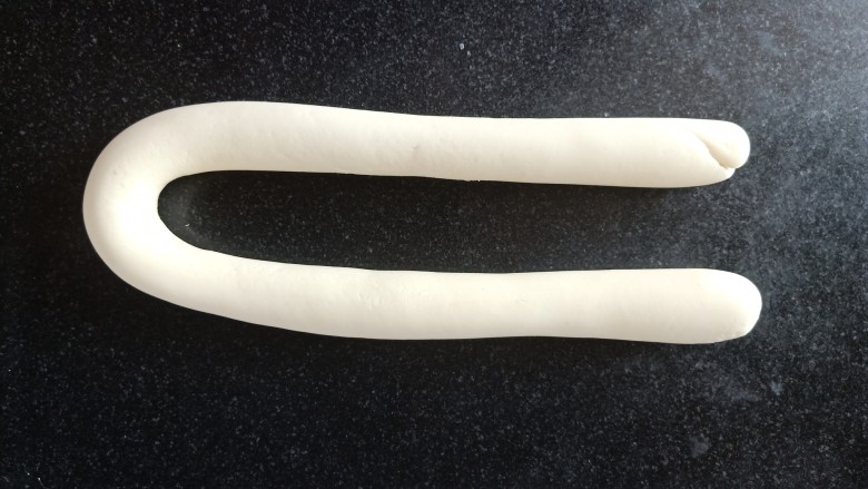 玉米秋叶煎饺,将面团搓成越40厘米的条，条要粗细均匀，方便下剂子。