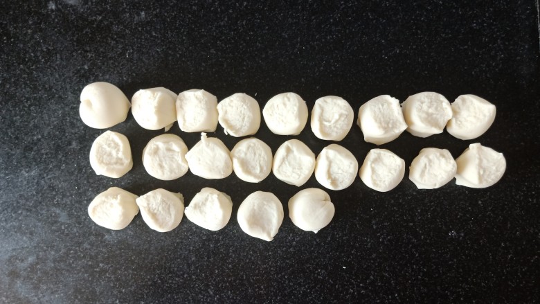 玉米秋叶煎饺,约20个剂子就够了，每个剂子大小均匀，高约2厘米。用微湿的毛巾盖住，避免剂子干掉。