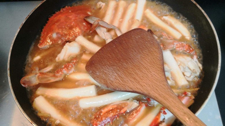 蟹炒年糕,用铲子,搅拌均匀,继续大火烧煮