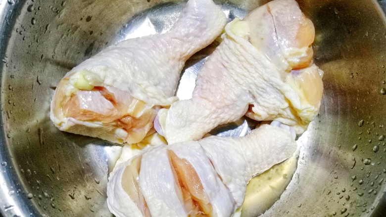 奥尔良烤鸡腿,表面划几刀,方便入味。