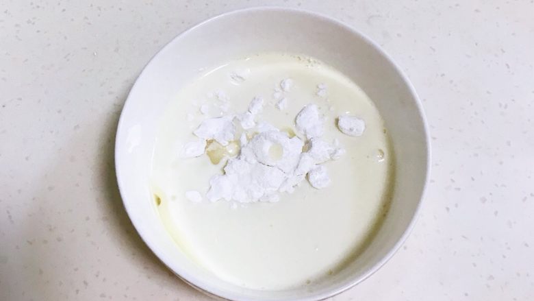 青花瓷冰皮月饼,白色冰皮:牛奶、糯米粉、粘米粉、澄面、细砂糖和玉米油混合拌匀。