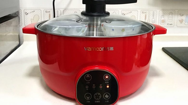 青花瓷冰皮月饼,水沸腾后继续蒸煮15分钟至熟,表面凝固即可。