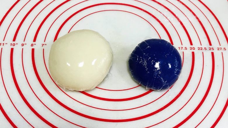 青花瓷冰皮月饼,蒸好的冰皮稍放凉后揉匀成团,包好保鲜膜入冰箱冷藏30分钟。