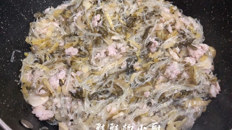 胡萝卜粉丝酸菜肉末包子,锅中加入少许食用油，将<a style='color:red;display:inline-block;' href='/shicai/ 442'>肉末</a>，<a style='color:red;display:inline-block;' href='/shicai/ 523'>粉丝</a>，酸菜一起倒进锅中，炒熟，炒的过程中加少许<a style='color:red;display:inline-block;' href='/shicai/ 813'>鸡粉</a>1勺<a style='color:red;display:inline-block;' href='/shicai/ 721'>蚝油</a>和适量的盐，翻炒均匀盛出晾凉备用