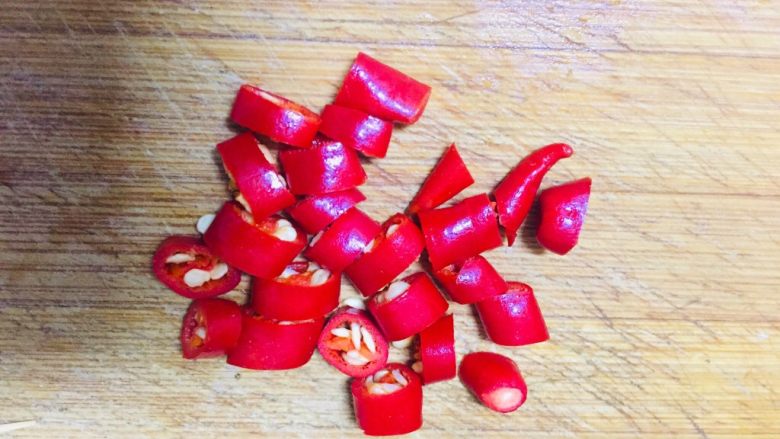 孜然土豆,小米辣切断,干红辣椒也可以