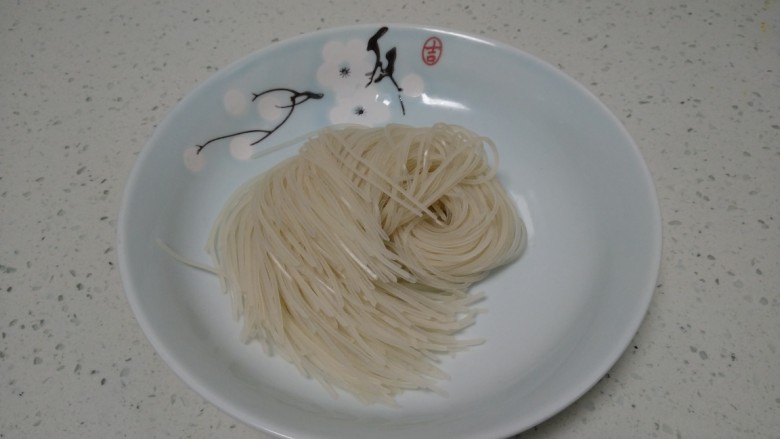 丝瓜酸辣粉,<a style='color:red;display:inline-block;' href='/shicai/ 9017'>红薯粉条</a>准备好。