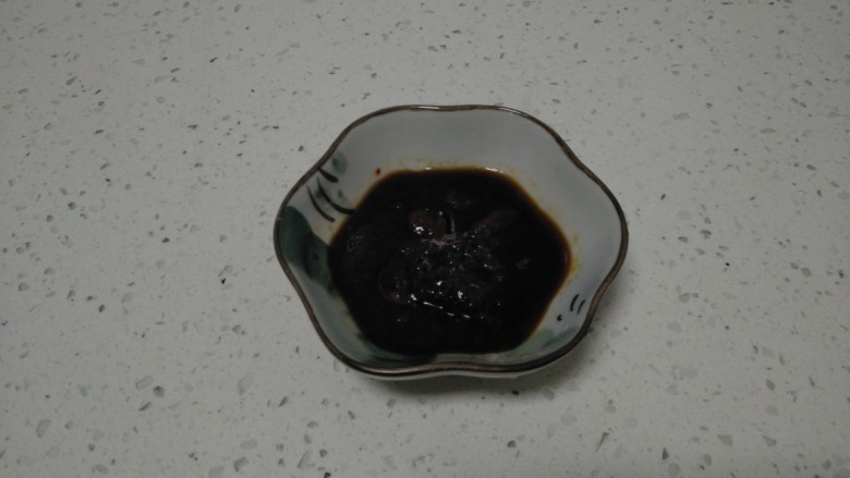 丝瓜酸辣粉,醋、郫县豆瓣辣酱准备好。