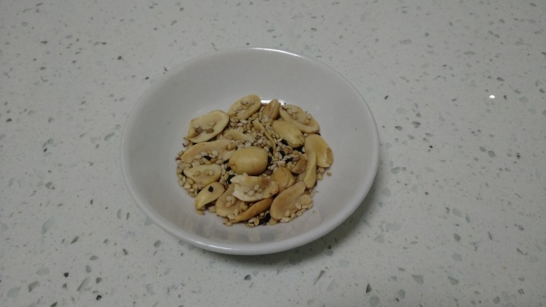 丝瓜酸辣粉,花生、芝麻准备好。