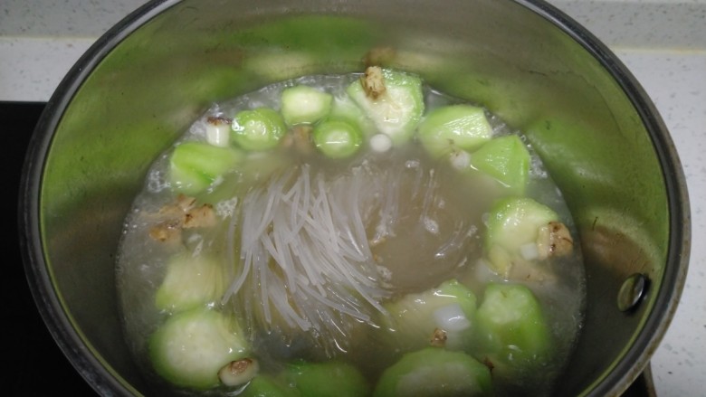丝瓜酸辣粉,水开后放入红薯粉条。