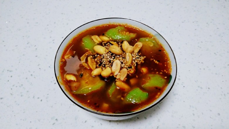 丝瓜酸辣粉,上面再放上花生、芝麻点缀一下。