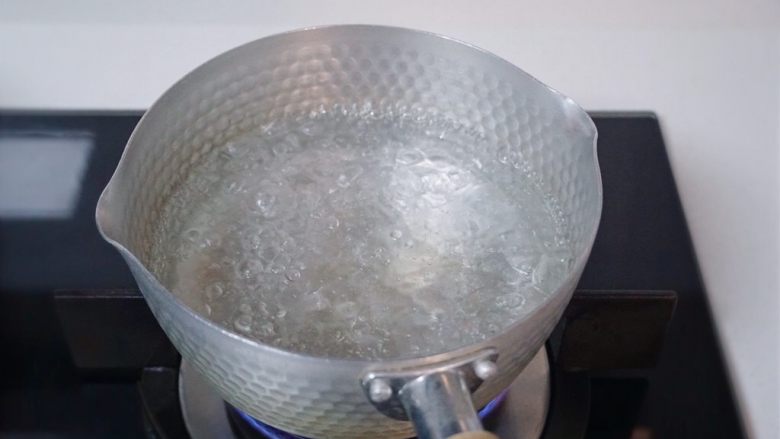自制简单、味道超赞的下午茶甜点之芒果西米露,取一小锅,倒入清水煮至沸腾
