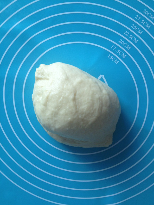 黄油牛角包,加入黄油揉搓的面团,一开始会很恶心,只要一直坚持揉!黄油完全融入面团,面团就会比原来更加光滑。