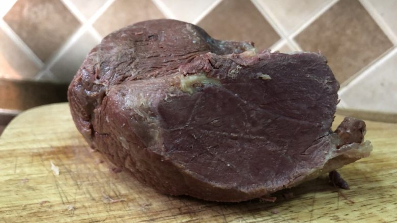 香辣手撕驴肉,卤好的驴肉,切一块备用。没有驴肉用牛肉猪肉都可以
