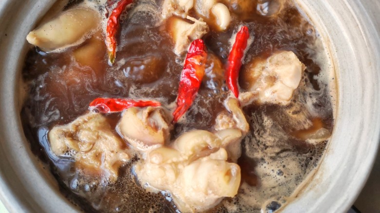 黄豆焖猪蹄,如果和我一样喜欢吃辣的话就加入适量干辣椒,大火煮开。
