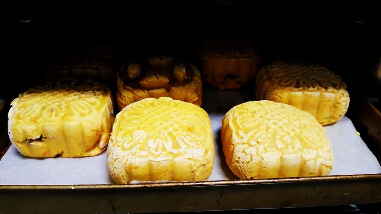 红薯、糯米、豆沙、花生、芝麻饼,放入烤箱,180度烤10分钟,均匀喷上清水。