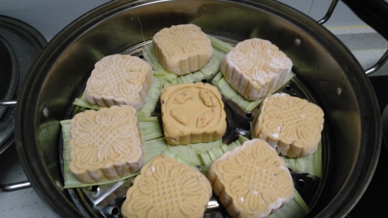 红薯、糯米、豆沙、花生、芝麻饼,剩下的垫上玉米叶放入锅中,这样还会有玉米叶的清香味。
