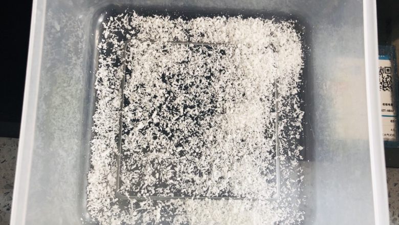 超好吃的牛奶小方,奶香十足,一次就成功,找个干净的容器,最下面撒一层<a style='color:red;display:inline-block;' href='/shicai/ 630'>椰蓉</a>