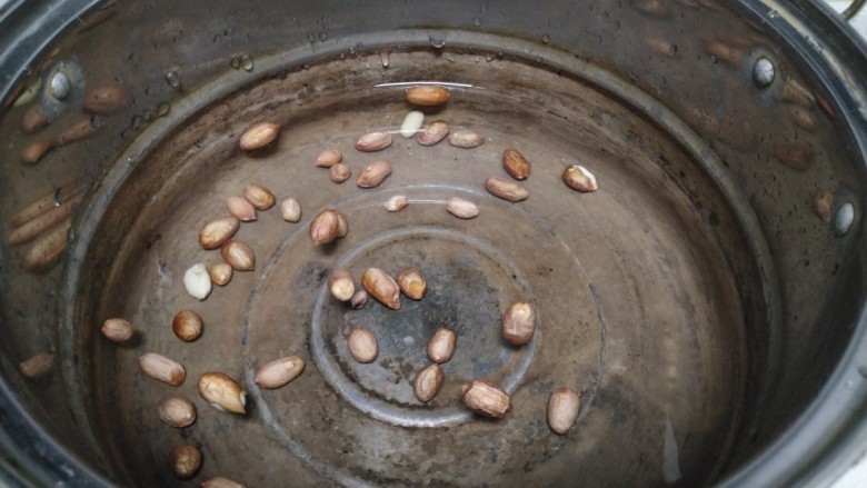 小白菜糊涂面条,锅中放入2碗清水,放入花生米。