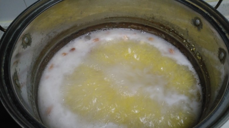 小白菜糊涂面条,水开后放入2把<a style='color:red;display:inline-block;' href='/shicai/ 505'>玉米面</a>,一边撒入一边搅拌。