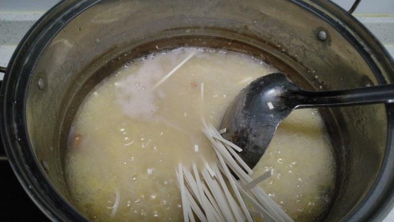 小白菜糊涂面条,花生煮至断生,放入面条。