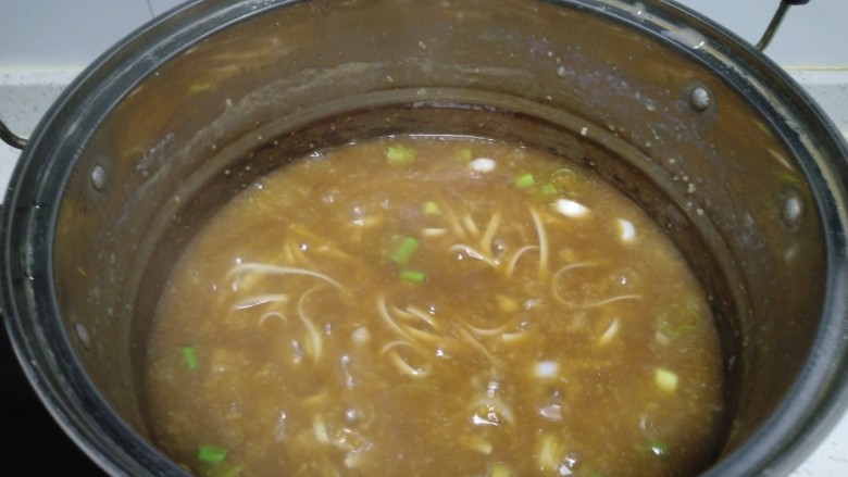 小白菜糊涂面条,面条煮至断生,放入拌好的调料汁。