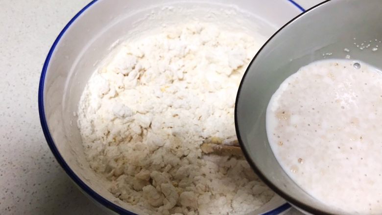芝士榴莲饼,倒入牛奶酵母水,边倒边搅拌