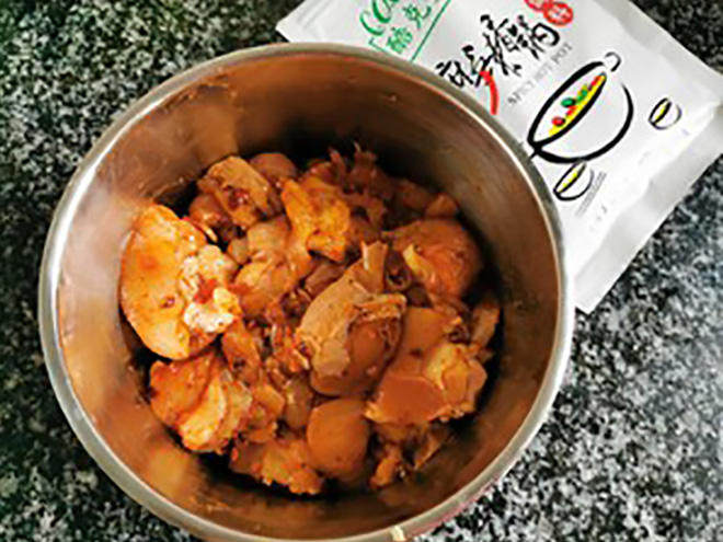 网红版麻辣香锅,<a style='color:red;display:inline-block;' href='/shicai/ 6848'>小鸡腿</a>洗干净剁小块,加入20克香锅料腌制2小时以上