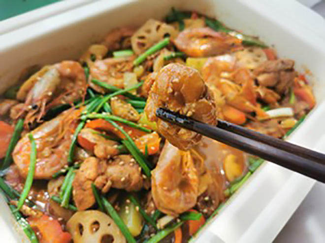 网红版麻辣香锅, 麻辣鲜香,出锅之前根据个人口味加入<a style='color:red;display:inline-block;' href='/shicai/ 157'>小葱</a>,白芝麻