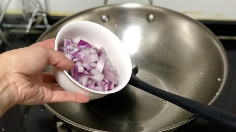 五彩杂蔬炒饭,留底油,加入洋葱煸香