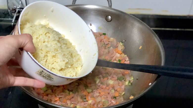 五彩杂蔬炒饭,转大火,加入米饭翻炒均匀