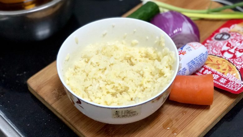 五彩杂蔬炒饭,鸡蛋打入米饭中,抓拌均匀,让蛋液包裹每一粒米饭