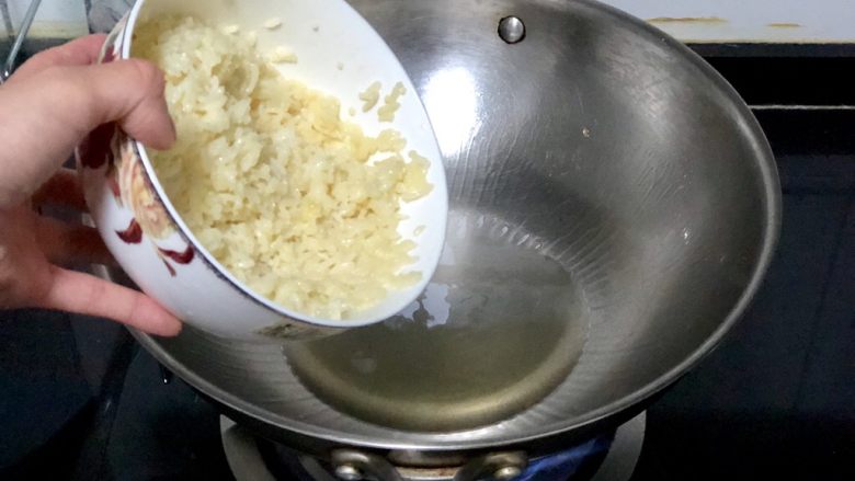 五彩杂蔬炒饭,热锅冷油,中火加入米饭
