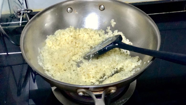 五彩杂蔬炒饭,加入少许食盐,不断翻炒到米饭粒粒分明,