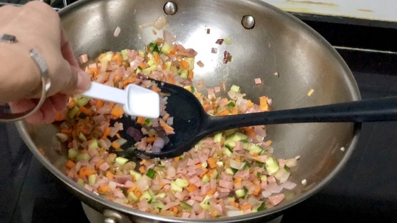 五彩杂蔬炒饭,尝下咸淡,根据个人口味➕少许食盐,榨菜很咸,要注意不要加太多盐