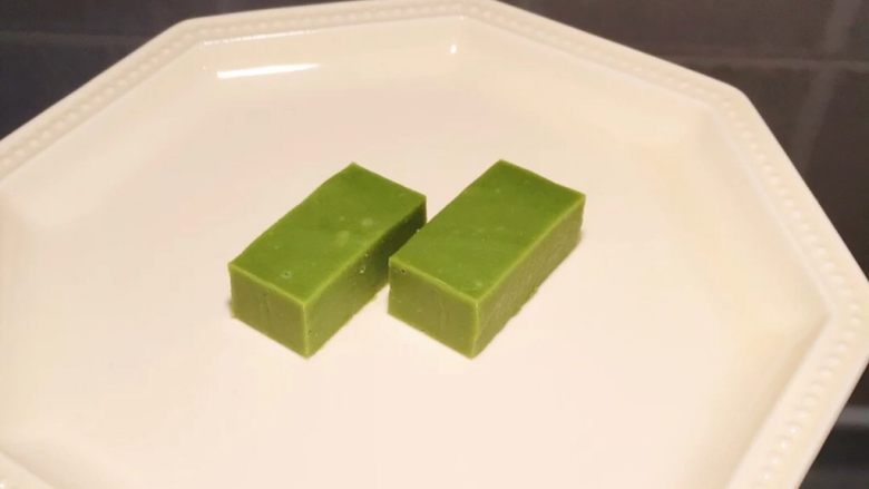 抹茶生巧,看,切口是不是特别齐!而且不用沾热水,不用擦刀,不用洗刀,最后把棉线扔了就OK了。