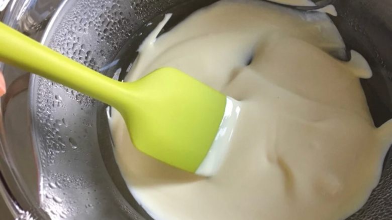 抹茶生巧,大概5-10分钟吧,巧克力的形状还在,但是已经软化了,用刮刀搅拌一下,可以看到顺滑有光泽的巧克力液,光泽是判断巧克力是否融化得当的一个重要标准!看刮刀上的光泽,之后分次混合巧克力和抹茶淡奶油溶液,不管是谁加入谁中混合,第一次一定要少量!逐次递增,混合均匀即可停手,不要过度搅拌,混合好了以后是没有出油现象的。入模震一下,放入冰箱冷藏4小时以上。