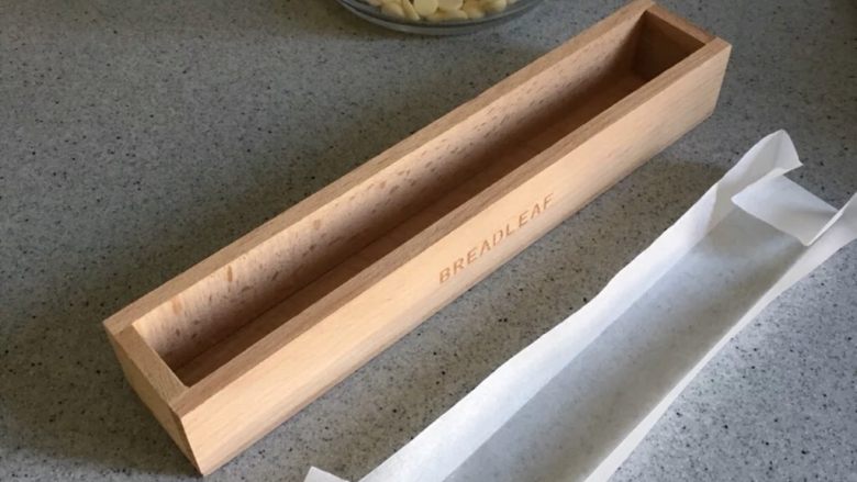 抹茶生巧,首先说一下模具,我用的兔子家的饼干模,配油纸。只有这种细长条的形状才便于后面的切割。