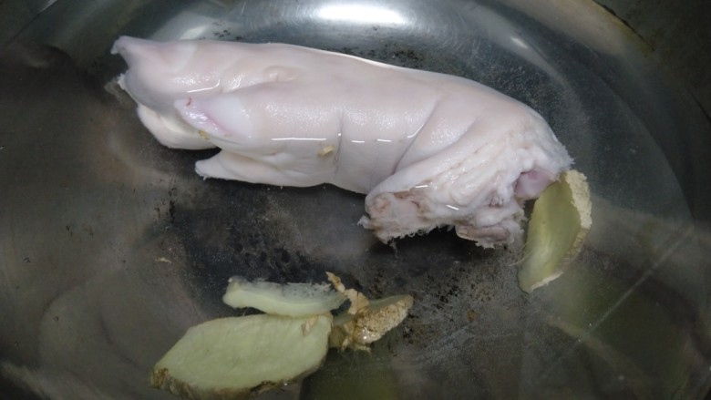 黄豆焖猪蹄,🐷脚用清水冲洗干净,放入锅中加入<a style='color:red;display:inline-block;' href='/shicai/ 37'>姜</a>片。