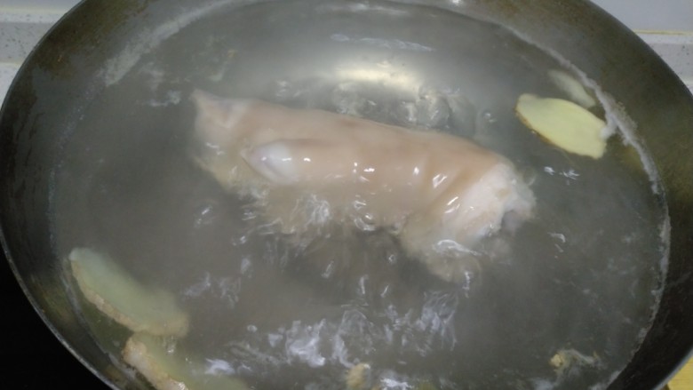 黄豆焖猪蹄,大火煮开焯水3分钟,水边滚边捞出🐷脚。