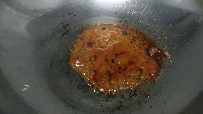 黄豆焖猪蹄,锅中放入适量油,放入<a style='color:red;display:inline-block;' href='/shicai/ 866'>冰糖</a>,小火炒至金黄色。