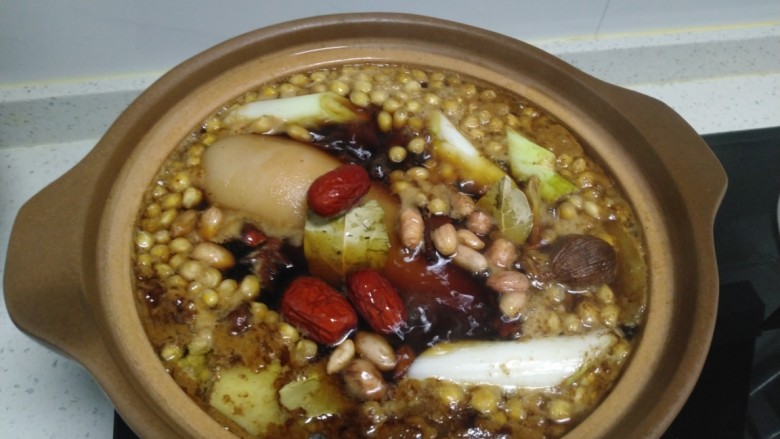 黄豆焖猪蹄,放入<a style='color:red;display:inline-block;' href='/shicai/ 2470'>红枣</a>,大火煮开转小火炖1小时。
