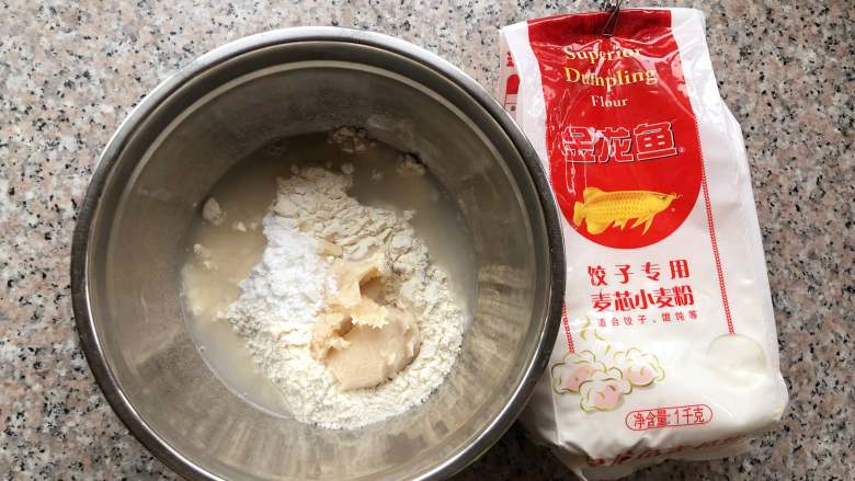 桃花酥,将水油皮原料混合在一起。放入厨师机或者手揉成光滑的面团。
