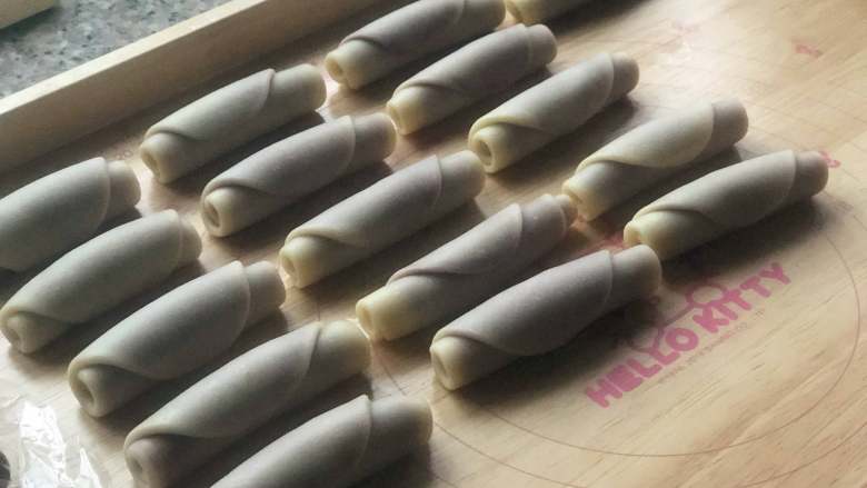 桃花酥,全部做好之后,盖上保鲜膜继续松弛20分钟。