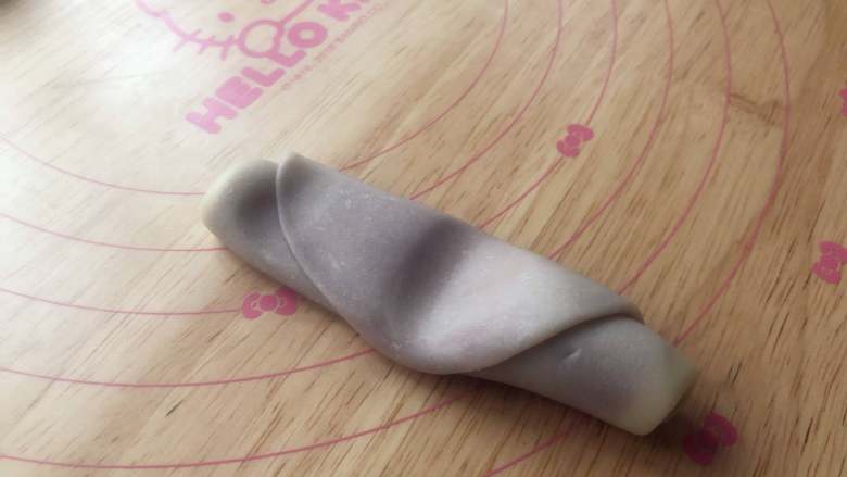 桃花酥,用擀面杖由中间向前后两边推。