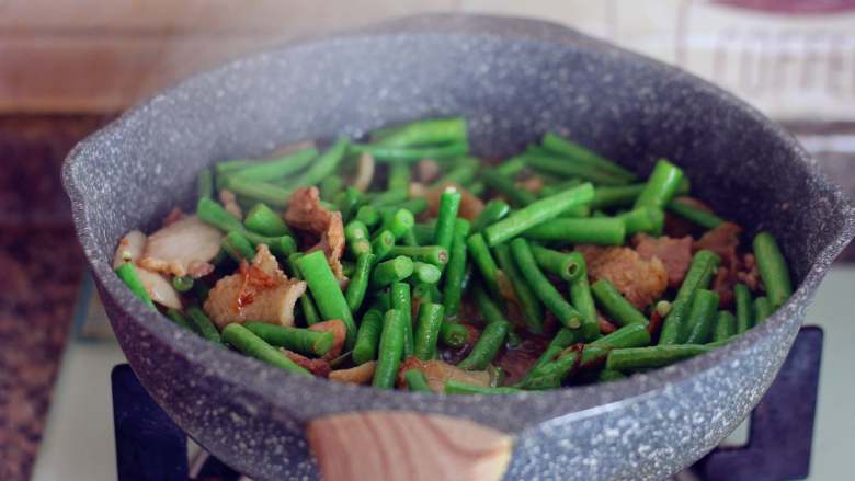蒸卤面,放入一小勺食盐和<a style='color:red;display:inline-block;' href='/shicai/ 756'>鸡精</a>,加半碗水,搅拌均匀关火。豆角不用炒熟。