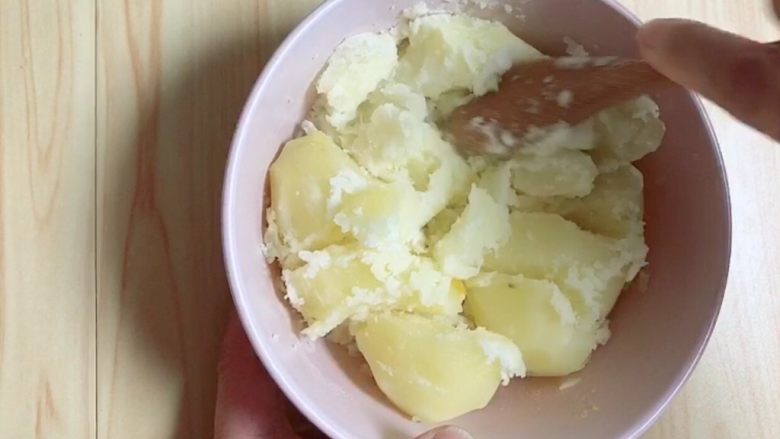 土豆虾球(天妇罗土豆虾球),先将土豆用勺子压成土豆泥。