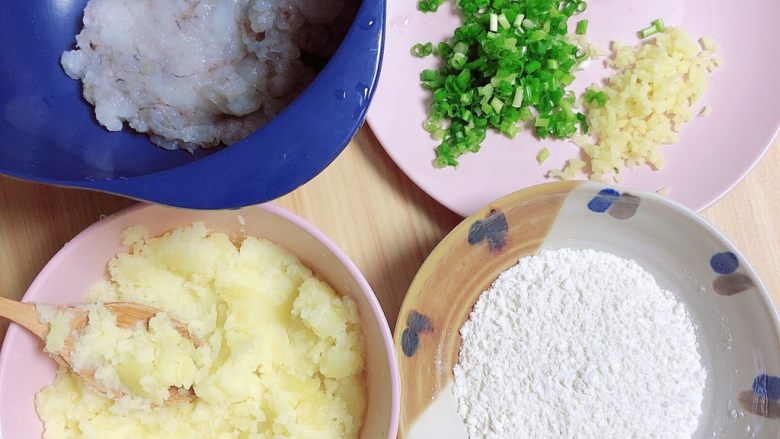 土豆虾球(天妇罗土豆虾球),虾仁切碎、小葱和生姜切成末。准备好<a style='color:red;display:inline-block;' href='/shicai/ 11855'>天妇罗粉</a>待用。