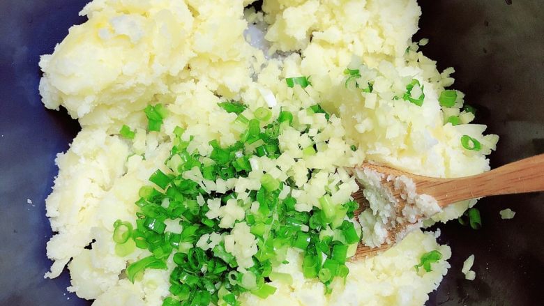 土豆虾球(天妇罗土豆虾球),将虾仁、土豆泥、葱姜放入大碗中。