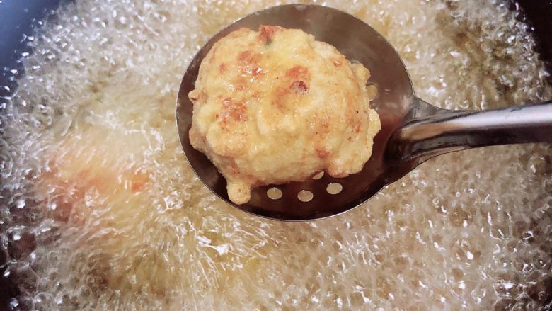 土豆虾球(天妇罗土豆虾球),放入的虾球避免粘连,用勺子逐一的分开。