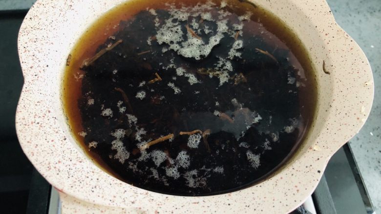 港式奶茶芋圆,Q弹软糯,奶香浓郁,加入水,小火煮开后继续煮一段时间。